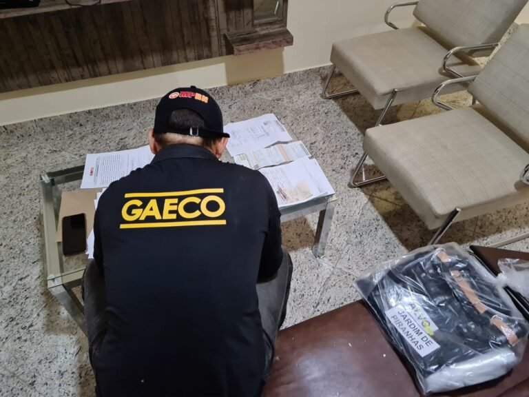 Imagem-mostra-agente-do-GAECO-durante-diligencias-da-operacao-plata