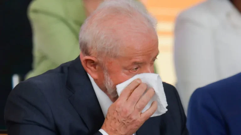 Lula-LuizInacioLulaDaSilva-Bone-Suando-Lenco-CamiloSantana-SilvioAlmneida-AnielleFranco-MarinaBarbosa-Caneta-Xango-DandaraTonantzin-13-848x477