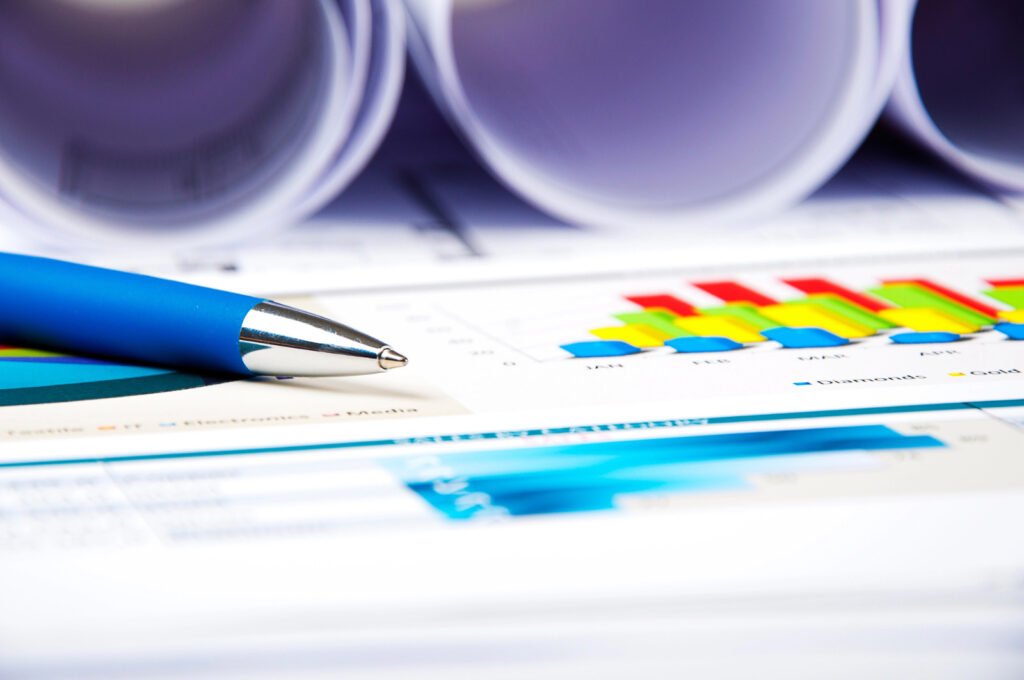 planilha-com-dados-e-informacoes-papel-caneta